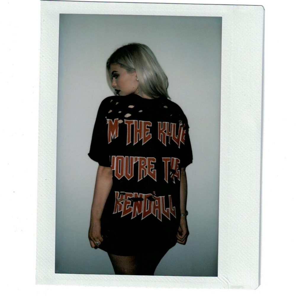 Kylie & Kendall Distressed Tee 📸